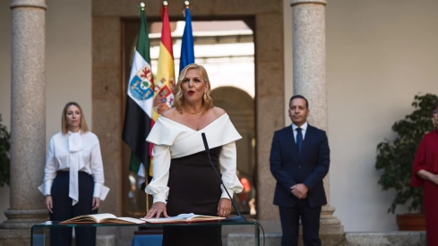 Toma de posesión de Elena Manzano.