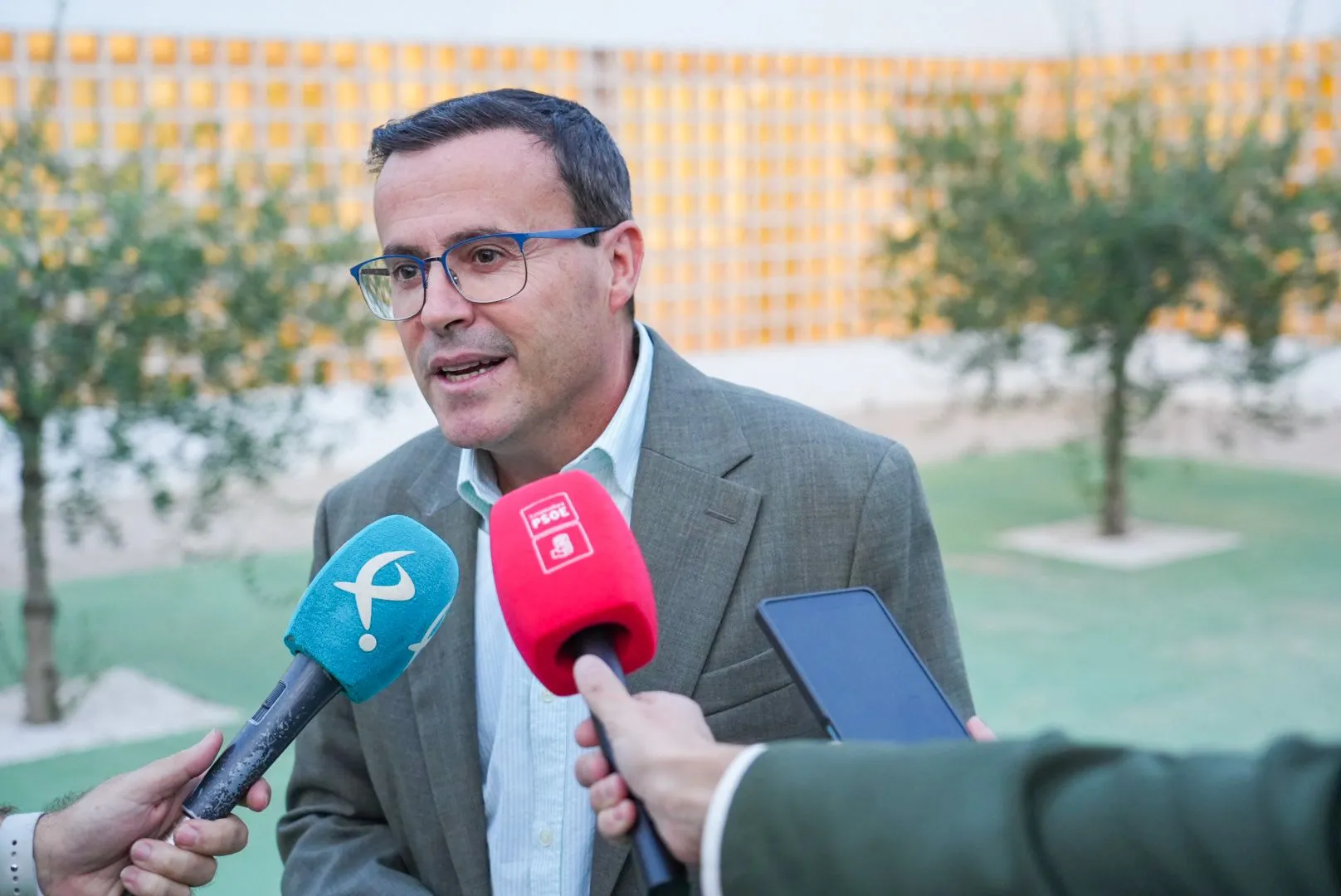 Miguel Ángel Gallado durante su visita a Puebla de la Calzada este martes. / LP