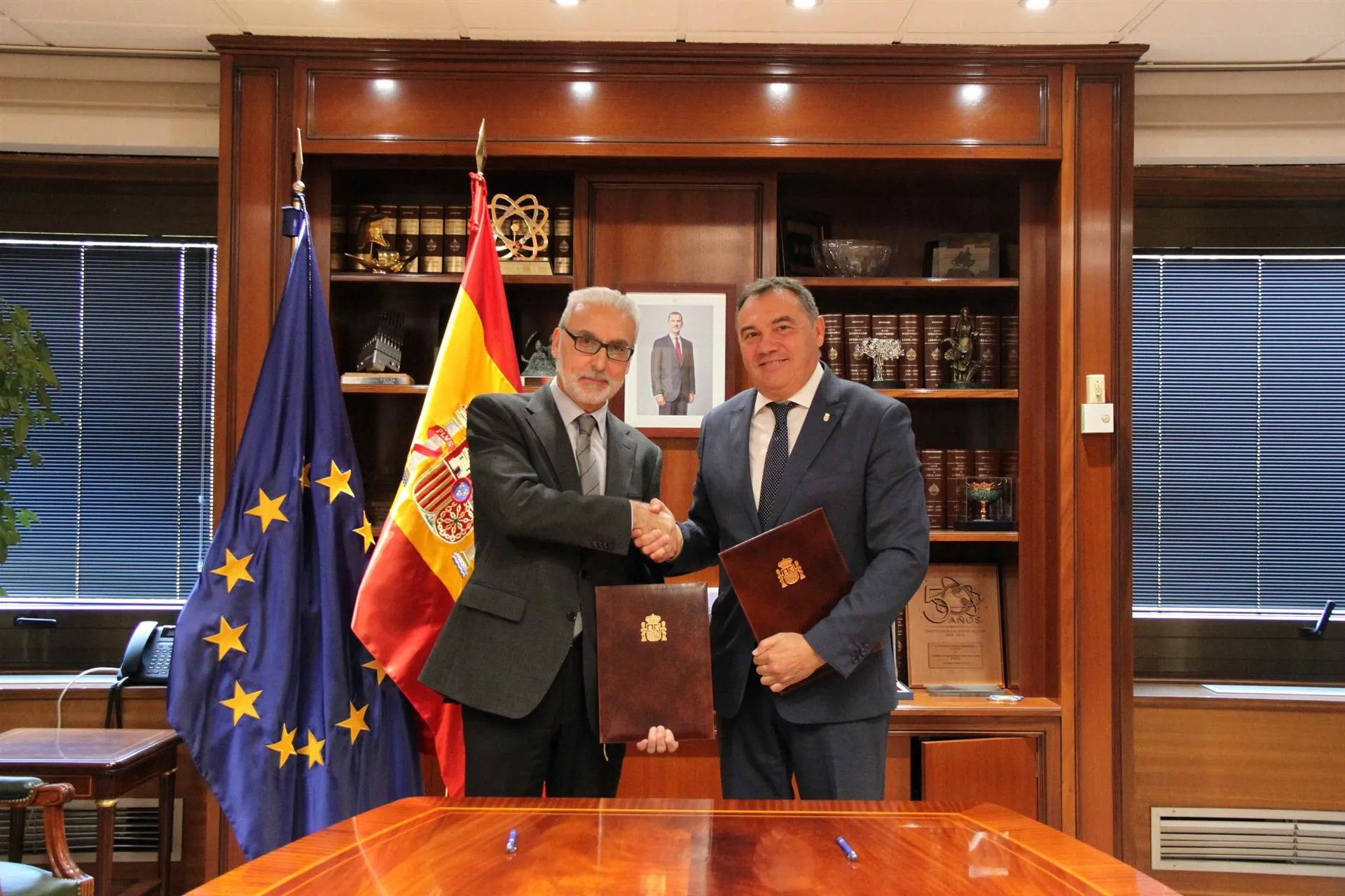 Firma del convenio este martes por parte de Juan Pedro Sánchez y  Juan Carlos Lentijo. / LP