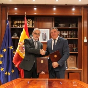 Firma del convenio este martes por parte de Juan Pedro Sánchez y  Juan Carlos Lentijo. / LP