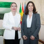 La presidenta extremeña, María Guardiola, y la líder de Foro Nuclear, Marta Ugalde, en Mérida. / LP La presidenta extremeña, María Guardiola, y la líder de Foro Nuclear, Marta Ugalde, en Mérida. / LP