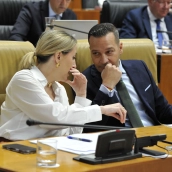 La presidenta María Guardiola y el vicepresidente Óscar Fernández conversan en los sillones del Gobierno de la Asamblea de Extremadura este jueves. / LP La presidenta María Guardiola y el vicepresidente Óscar Fernández conversan en los sillones del Gobierno de la Asamblea de Extremadura este jueves. / LP