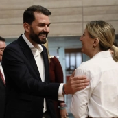 Álvaro Sánchez Cotrina saluda a María Guardiola, en la Asamblea de Extremadura. / LP Álvaro Sánchez Cotrina saluda a María Guardiola, en la Asamblea de Extremadura. / LP