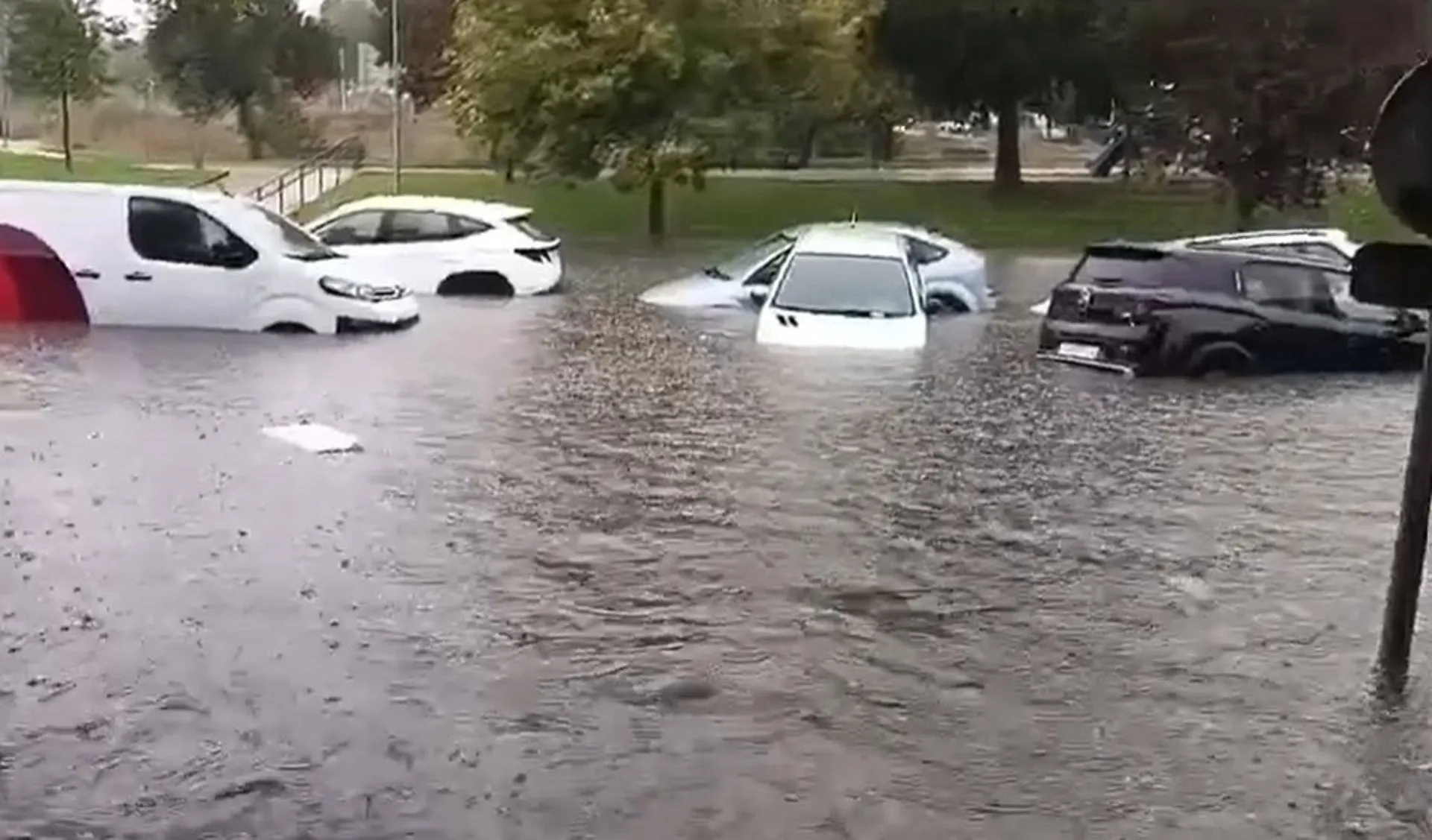 Inundación de calles en el entorno de la Estación de Autobuses. / LP