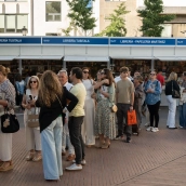 Colas para firmas en la feria del libro de Badajoz este sábado. / LP Colas para firmas en la feria del libro de Badajoz este sábado. / LP